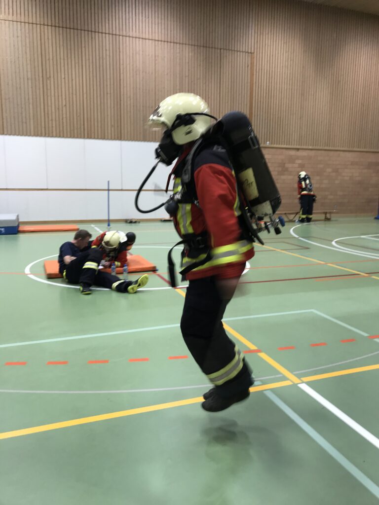 Feuerwehrmann im Atemschutzgerät am Seilspringen