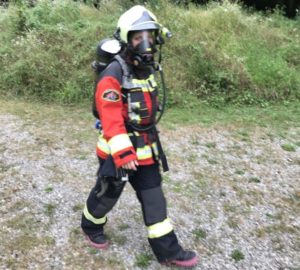 Feuerwehrfrau mit Atemschutzgerät