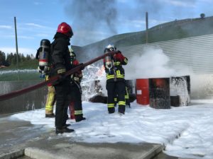Feuerwehr bekämpft Feuer mit Schaum