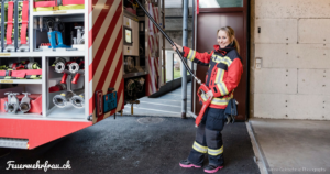Feuerwehrfrau zieht Schnellangriff ab TLF