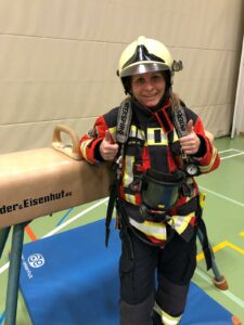 Feuerwehrfrau in Atemschutzgerät nach absolviertem Postenlauf