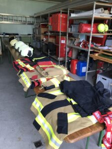 Brandschutzausrüstungen und Helme ausgelegt für Test-Tag