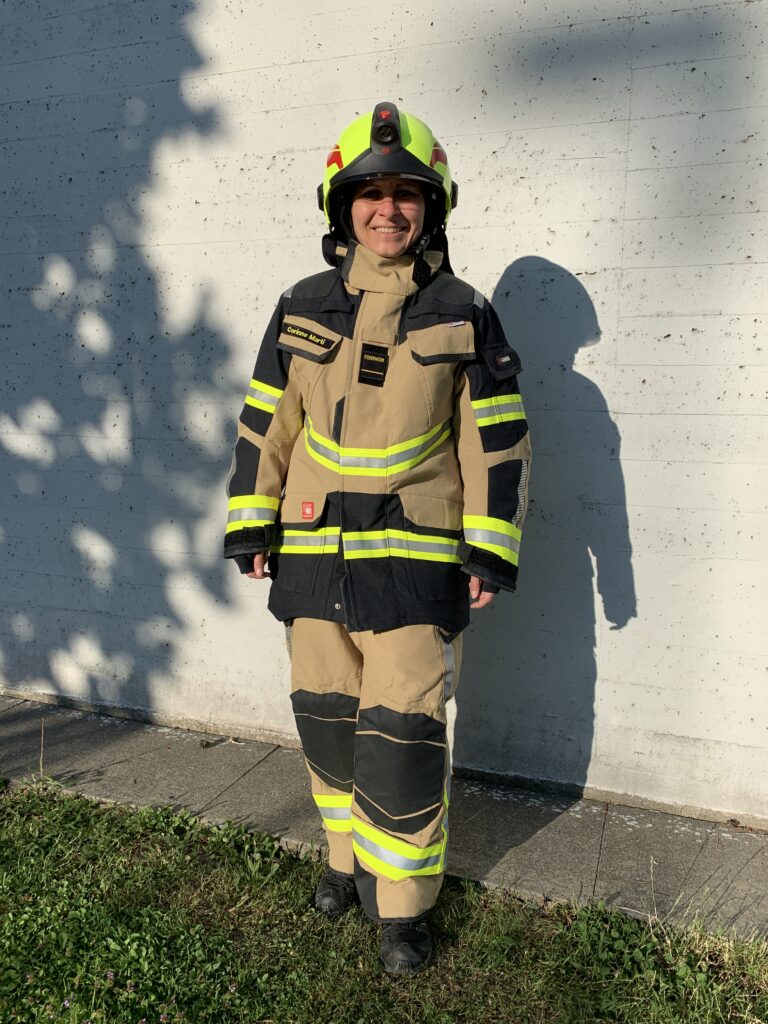 Neue Brandschutzausrüstung und Helm für die Feuerwehrfrau