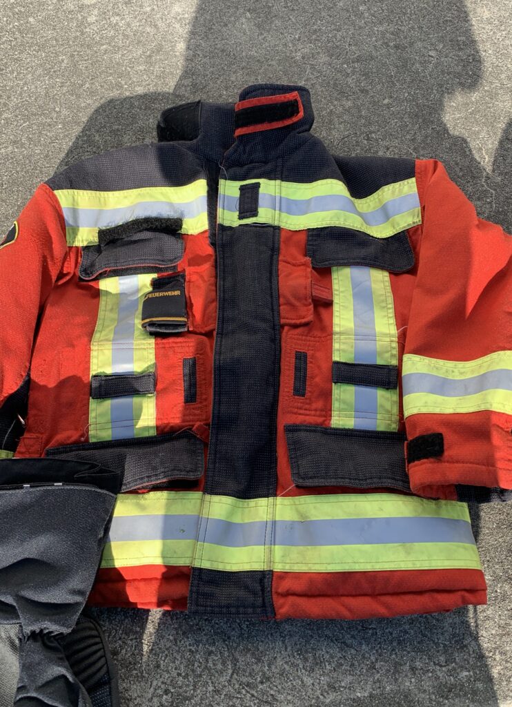 Die alte Brandschutzausrüstung hatte eine rote Jacke