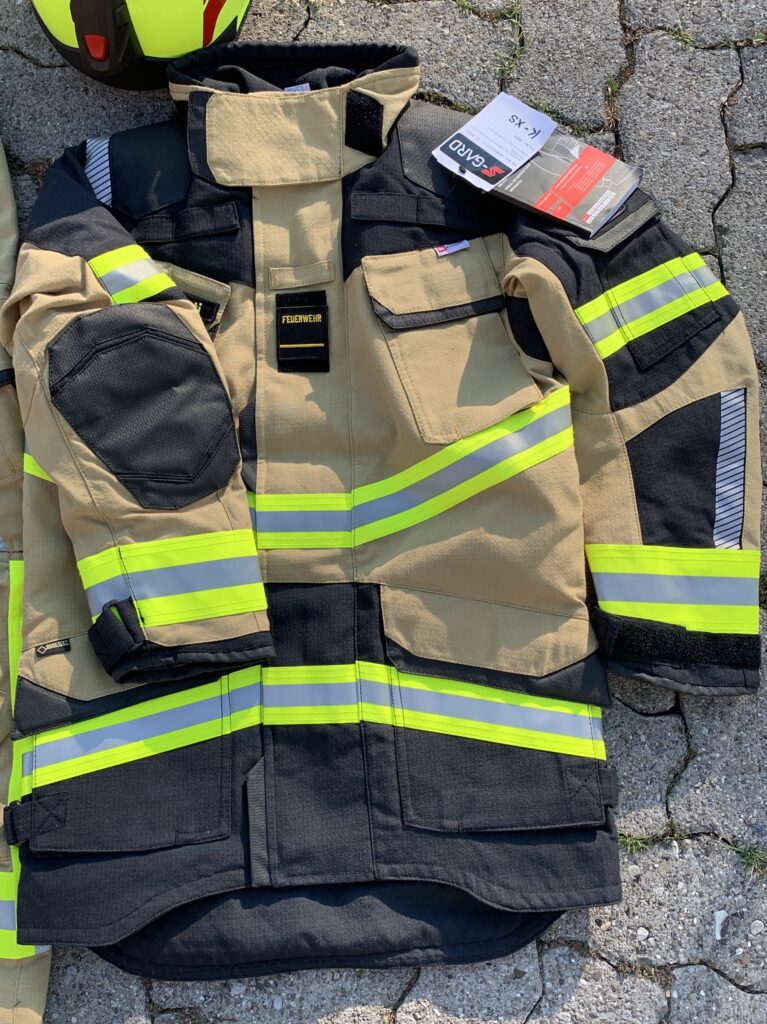 Neue Brandschutzausrüstung mit sandfarbener Jacke