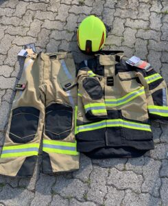 Neue Brandschutzausrüstung mit Jacke, Hose und Helm