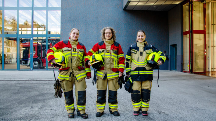 Drei Feuerwehrfrauen in der Brandschutzausrüstung