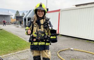 Feuerwehrfrau nach Babypause zurück im Atemschutzgerät